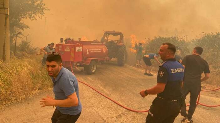 İzmir orman yangını: Menderes'te 5 mahalle tahliye edildi
