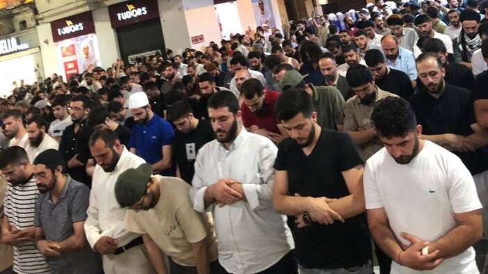 On binlerce Müslüman, Leman dergisinin önünde yatsı namazını kıldı