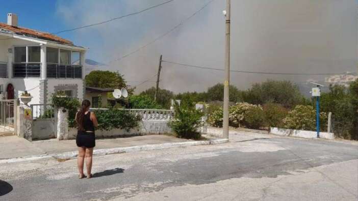 Çeşme'de yangın büyüdü, yazlık evler tahliye edildi, 5 uçak ve 18 helikopterle müdahale sürüyor