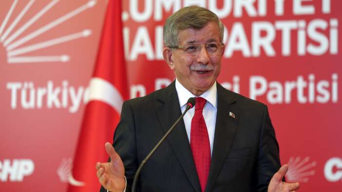 Ahmet Davutoğlu'dan CHP'li belediyelere yapılan operasyona ilginç tepki: Bakara 44. ayetini örnek gösterdi.