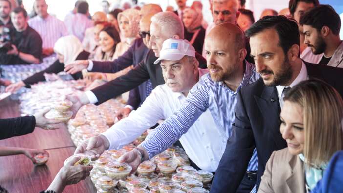 Mimar Sinan'ın vasiyeti; Gürsoy Vakfı Süleymaniye Camii’nde vatandaşa aşure dağıttı