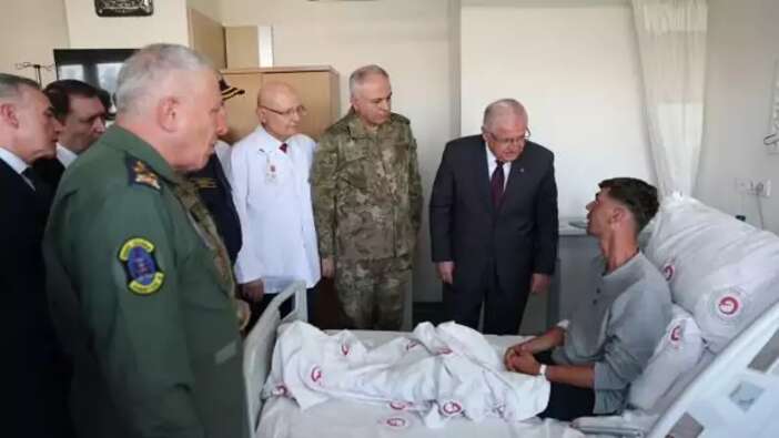 Milli Savunma Bakanı Yaşar Güler, zehirlenen askerleri ziyaret etti