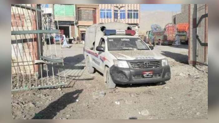 Pakistan'da polis aracına bombalı saldırı