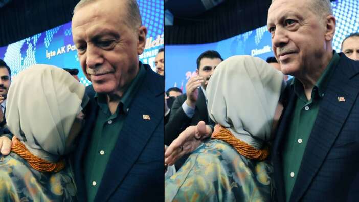 Emine Erdoğan'ın duygulandığını gören Cumhurbaşkanı Erdoğan, sahneden indikten sonra eşine sarıldı