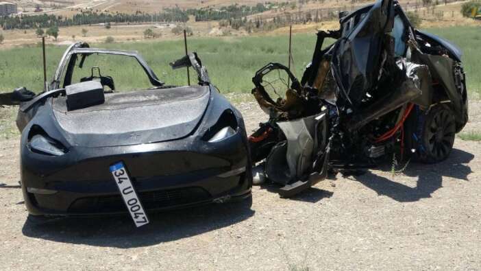 Malatya'da aydınlatma direğine çarpan Tesla ikiye bölündü, iki hemşire feci şekilde can verdi