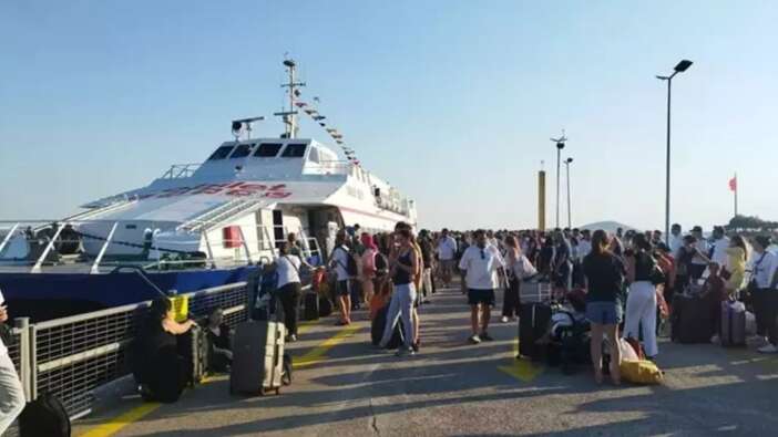 Denizin ortasında can pazarı! 440 yolcu geri döndü, zamanla yarış başladı