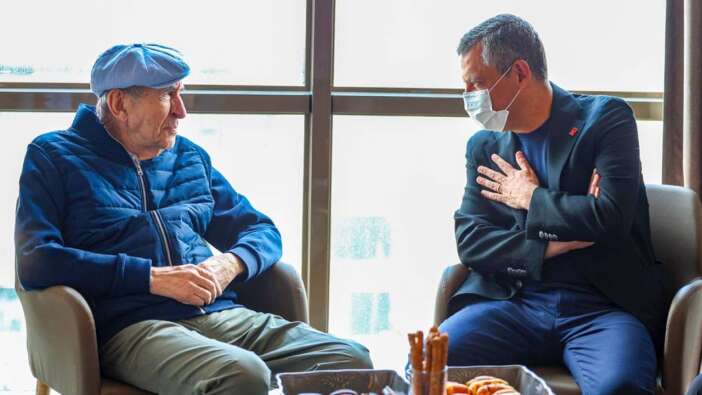 Özgür Özel'den Altan Öymen'in vefat haberi sonrası "Gözün arkada kalmasın" paylaşımı