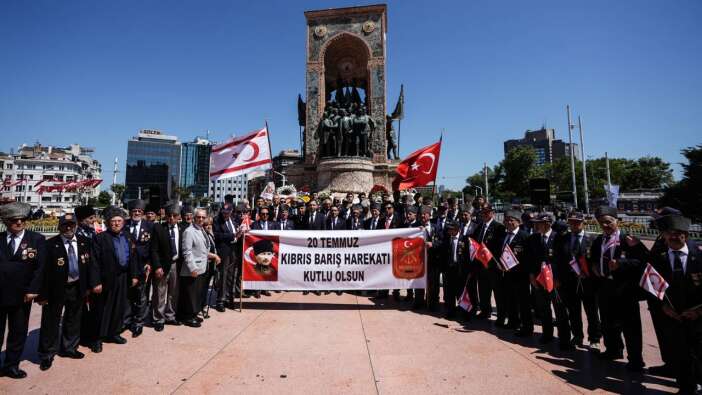 1974 Barış Harekatı'nın 51. yıl dönümünde Kıbrıs Gazileri Taksim'de esas duruşta selam verdi