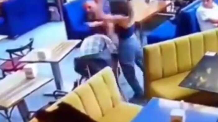 Ankara'da kadın garsonun sorunlu müşteriyi tekme tokat dışarıya çıkardığı anlar kamerada