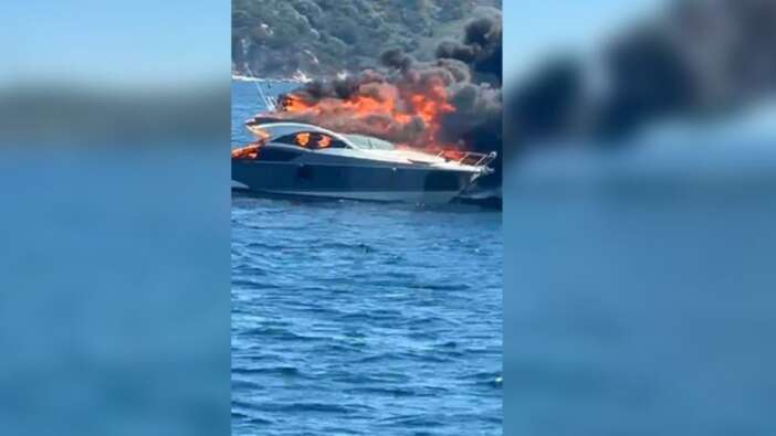 Adalar'da lüks yat alev alev yandı, yolcu gemisi kaptanı kılını kıpırdatmadı! "Sakın simit atmayın"