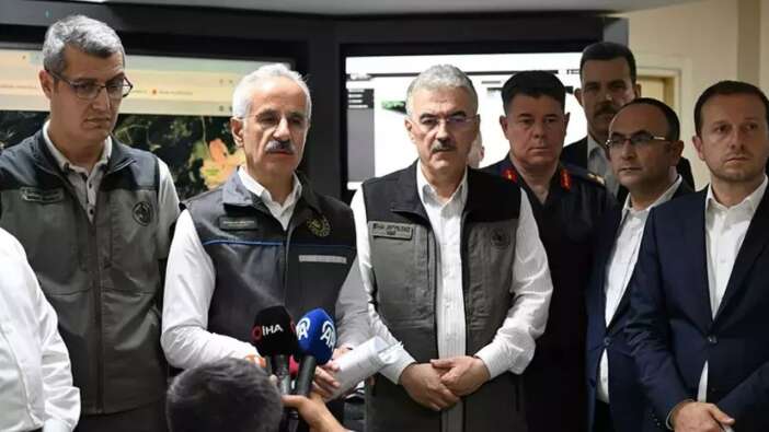 Bursa yanıyor! Bakan Uraloğlu sahada açıkladı: İki mahalle tahliye edildi, TOKİ'de tehdit yok