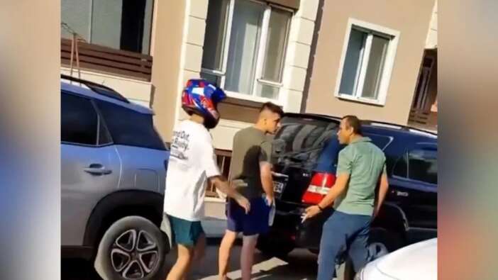 Trafikte tepki çeken tartışma: Kucağında bebeği olan adamın üzerine yürüdü!