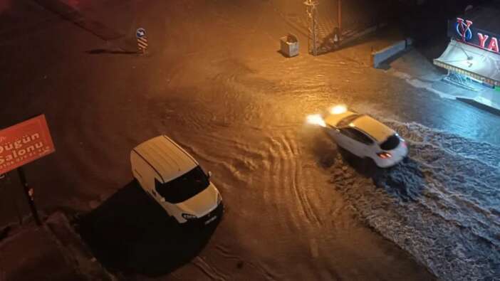 Ankara'yı yine sel aldı! Hayat felç oldu!