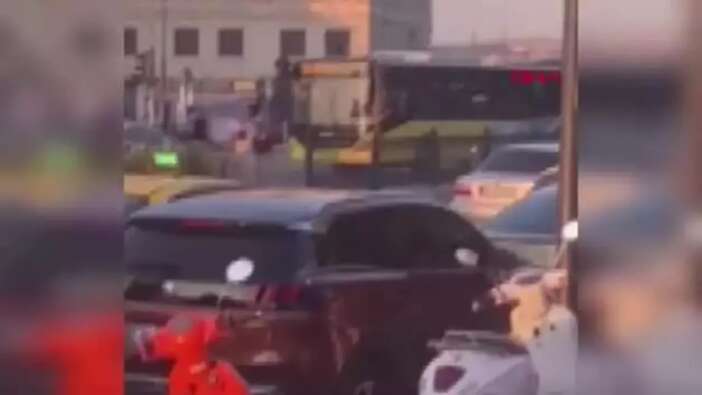 Eminönü’nde dehşet! Husumetlisini silahla kovaladı ama başkasını vurdu!
