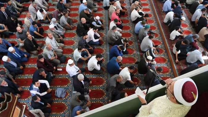 Cuma hutbesinde tatilcilere uyarı! "Lüks tatillerin dinimizde yeri yoktur"