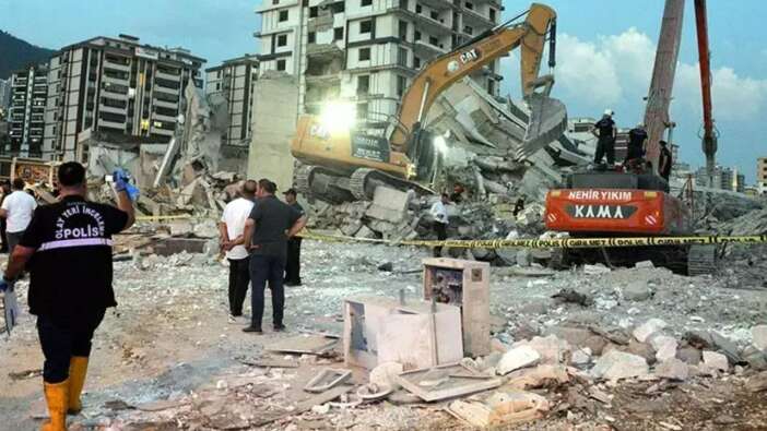 Kahramanmaraş’ta acı olay! Ağır hasarlı bina çöktü, operatör enkaz altında can verdi