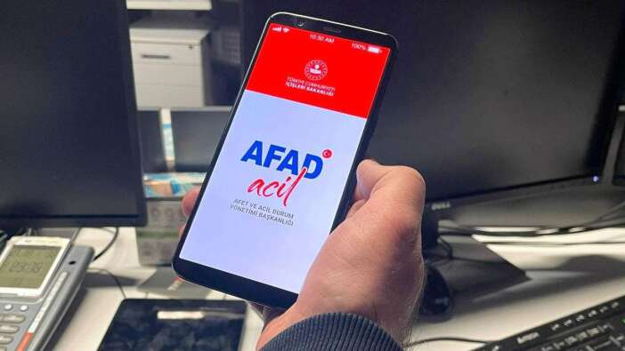 AFAD'dan yeni uyarı: "Hasarlı binalara kesinlikle girmeyin! Haberleşmenizi SMS ile yapın!"