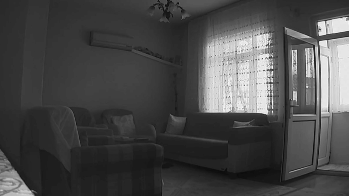 Balıkesir'de depremin büyüklüğü bir evin güvenlik kamerasına yansıdı