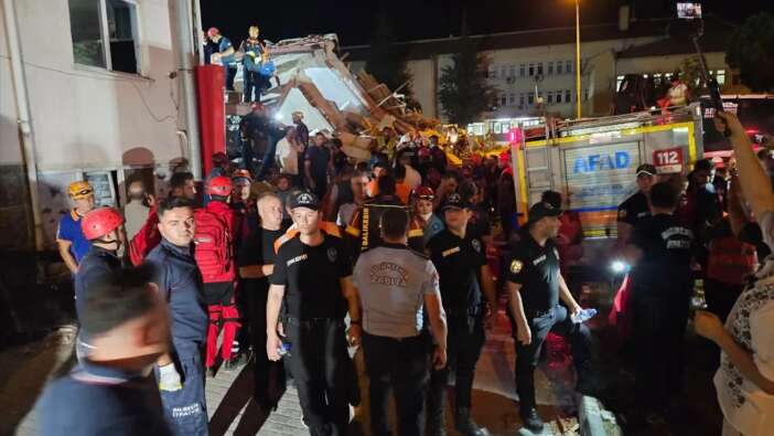 Balıkesir'deki depremde yıkılan binadan 5 kişi kurtarıldı