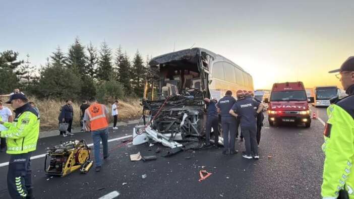 Anadolu Otoyolu’nda can pazarı: Yolcu otobüsü kamyona çarptı!  1 ölü 10 yaralı...