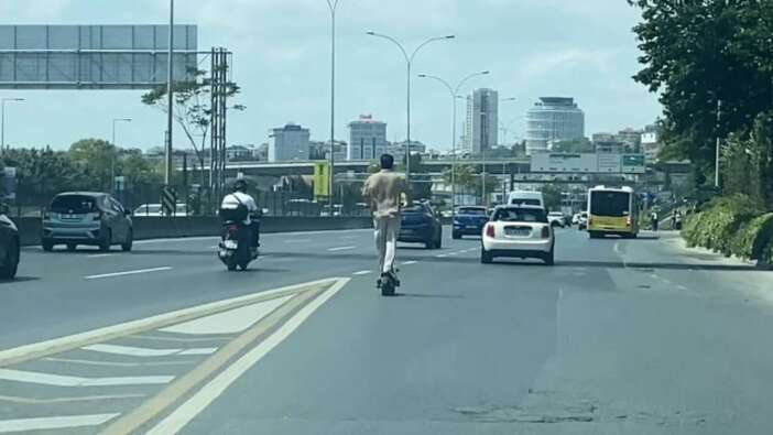 Otobanda scooter keyfi! Hem kendi canını hem de trafiği tehlikeye attı
