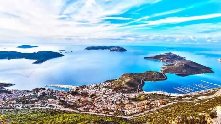 Akdeniz’in huzur durağı Kaş: Turkuaz koylardan antik yollara uzanan bir tatil rotası!