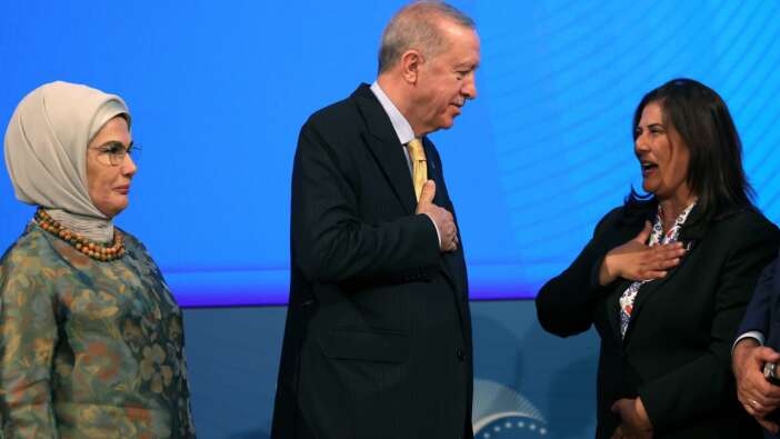 AK Parti'ye katılan Özlem Çerçioğlu rozetini taktı! CHP'ye meydan okudu: Alnım ak, başım dik!