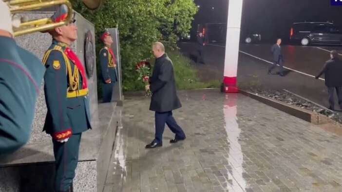 O anıta çiçek bıraktı! Putin’den Trump zirvesi öncesi sürpriz mesaj: “Bir zamanlar ortaktık”