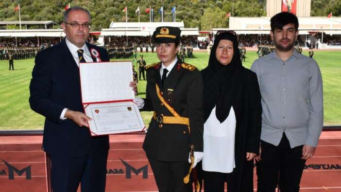 Babası gibi şanlı üniformayı taşıyor: 15 Temmuz kahramanı Şehit Ömer Halisdemir’in kızı Elif Nur teğmen oldu!