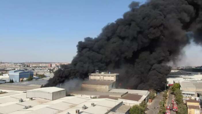 Gaziantep'te geri dönüşüm tesisinde büyük yangın