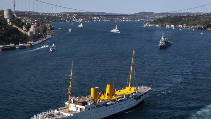 Mavi Vatan'da tarihi an! Atatürk’ün mirası yeniden denizlerde... Savarona ve TCG Anadolu Boğaz'dan yan yana geçiyor!