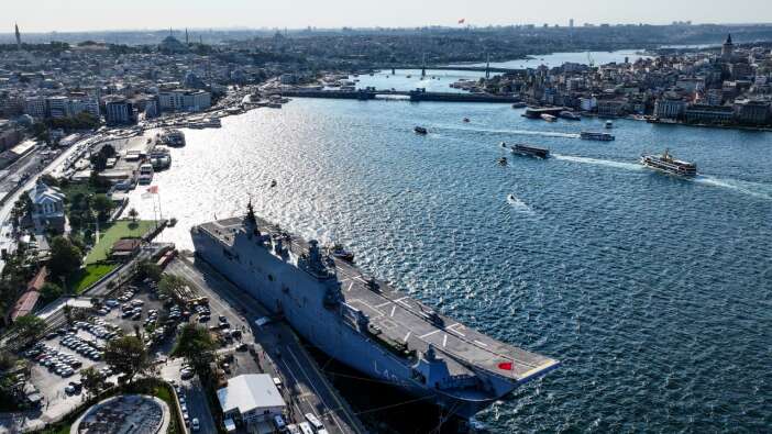 Türkiye’nin gururu TCG Anadolu, Sarayburnu’na demirledi!