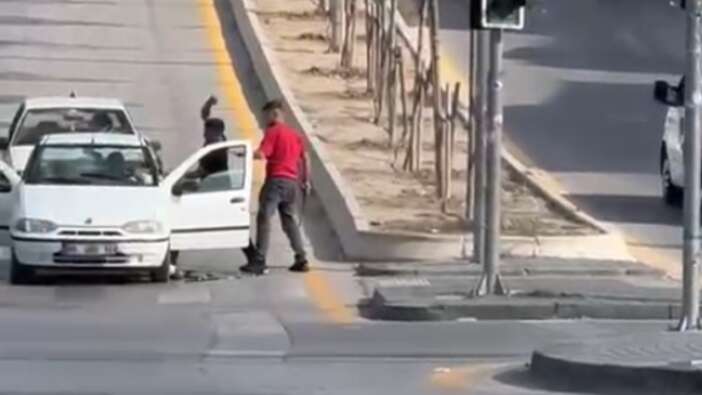 Trafikte maganda dehşeti! Ankara'da sürücünün önünü kesip bıçak ve kılıçla saldırdılar!