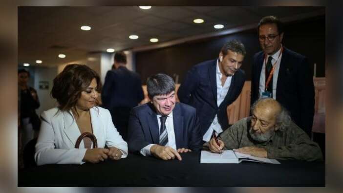 Ara Güler, Türel'e kitabını hediye etti...