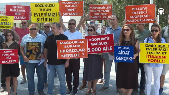 İzmir'de Özgür Özel'e cezaevi önünde ''kırmızı halılı'' protesto... Konut mağdurları isyan etti