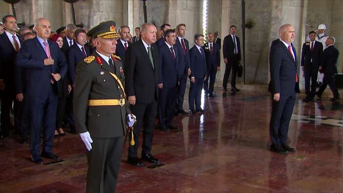 Cumhurbaşkanı Erdoğan ve devlet erkanı Anıtkabir'de! “Müstevli emeller 100 yıl sonra da boş durmuyor!"