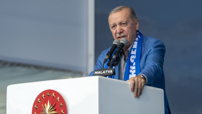 Cumhurbaşkanı Erdoğan deprem bölgesinde muhalefete yüklendi: Belediye hortumcusunu aklamak için kendilerini küçük düşürüyorlar