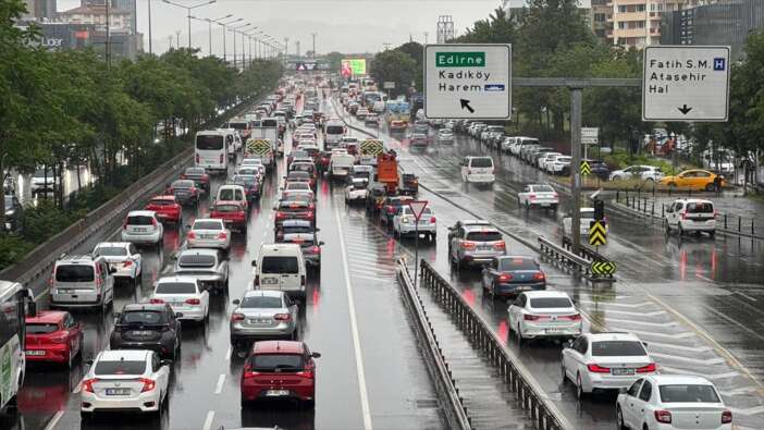 İstanbul trafik haritasında her yer kırmızı! Okullar açıldı: 18 milyon öğrenci ders başı yapacak! Trafik kilitlendi...