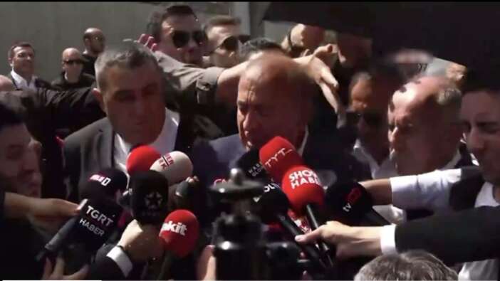 Gürsel Tekin’e CHP il binası önünde su şişesi fırlatıldı! "İsterse kurşun atsınlar, sorun değil"