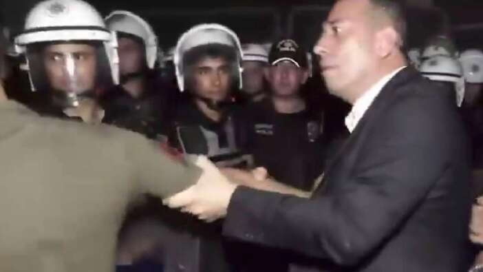 Bu nasıl vekil! Ali Mahir Başarır görev başındaki polisi kolundan çekti!