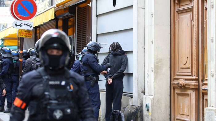 Paris’te olaylar büyüyor! “Her Şeyi Durduralım” eylemlerinde polis müdahalesi: 200 Gözaltı