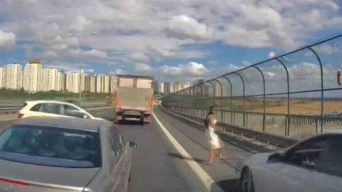 Saniye saniye görüntülendi! Mahsur kediyi kurtarmak isterken otomobil çarptı