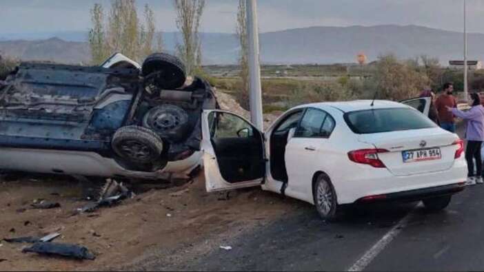Kafa kafaya çarpışma! Otomobiller savruldu, 4 kişi yaralandı