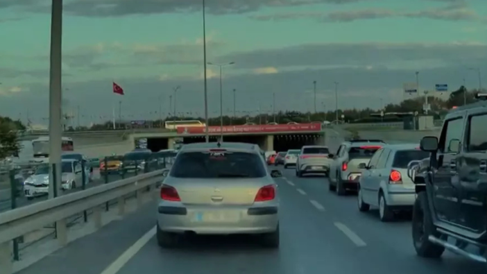 Otopilot modundaki Tesla kontrolden çıktı: Görüntüler yürekleri ağza getirdi