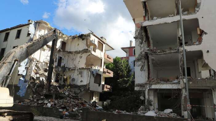 İstanbul depreme hazırlanıyor: 1985 yapımı bloklar yerle bir edildi