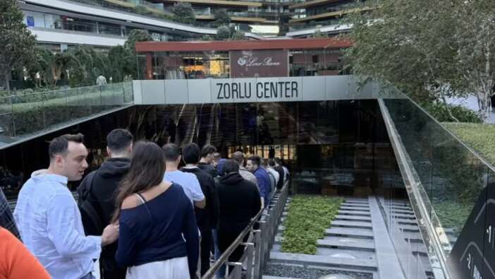 İstanbul'da iPhone 17 için uzun kuyruk oluştu!