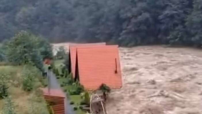 Yağışlar hayatı felç etti! Fırtına Vadisi’nde bungalovlar selde böyle yok oldu