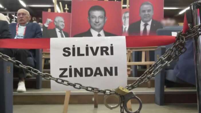CHP’de kurultay atmosferine damga vuran detay! Zincirler, kelepçeler ve “Silivri Zindanı”