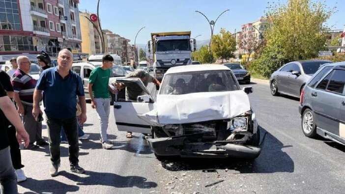 Direksiyon hakimiyetini kaybetti önce eve sonra direğe çarptı: 1’i ağır 3 yaralı
