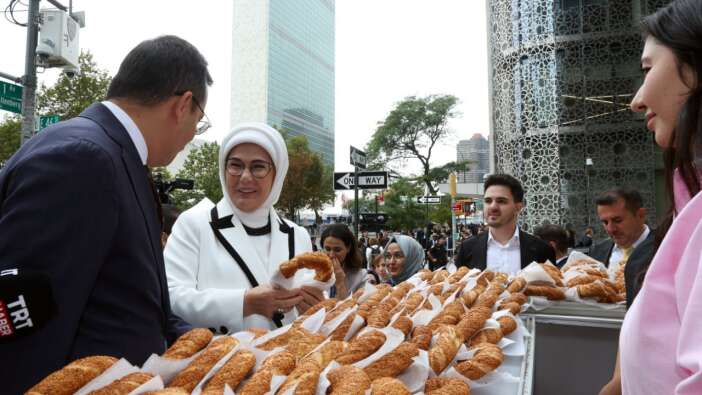 New York’ta simit rüzgarı: Emine Erdoğan Türkevi önünde standı ziyaret etti: Bagel’a rakip!